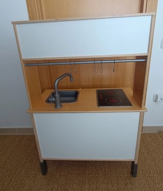 Cocina de madera Ikea con accesorios
