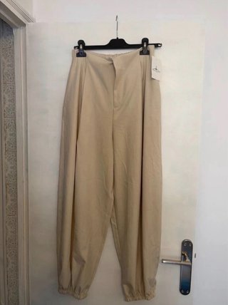 Pantalón ancho beige tendencia