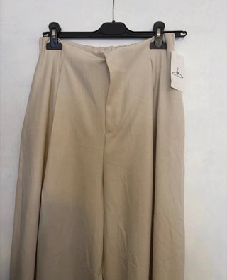 Pantalón ancho beige tendencia