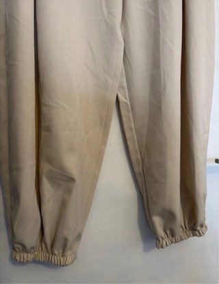 Pantalón ancho beige tendencia