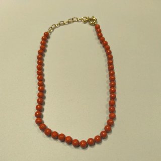 Collar de perlas rojo granatey cadena dorada