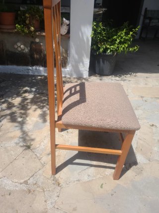 6 sillas de madera y tela beige. 15 € la unidad