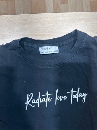 Camiseta Bershka Radiate love today Talla XS