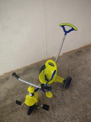 Triciclo infantil con manillar, casi nuevo