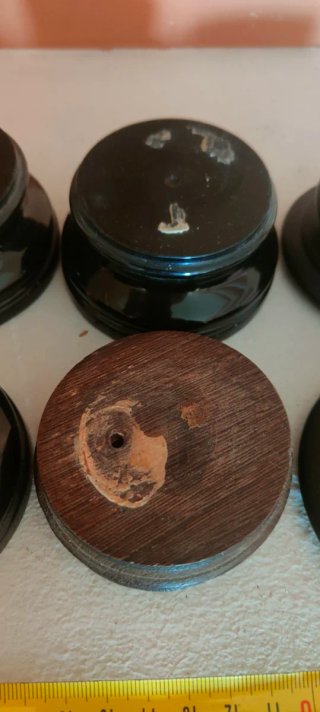 Peanas negras y de madera antiguas.  2€ cada una.