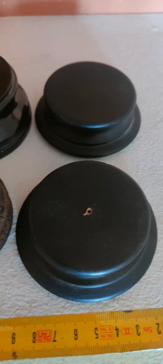 Peanas negras y de madera antiguas.  2€ cada una.