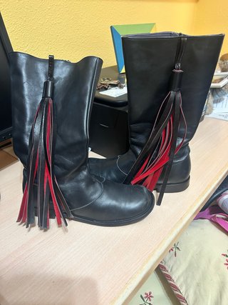 Botas altas negras con flecos rojos