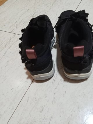 Zapatillas azul marino con adornos