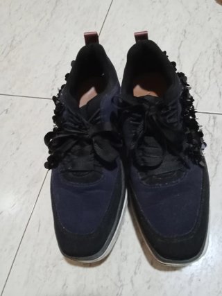 Zapatillas azul marino con adornos