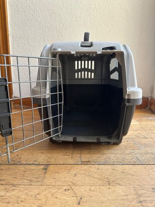 Transportín para mascotas gris y marrón