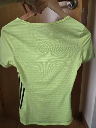 Camiseta Adidas verde neón con rayas negras