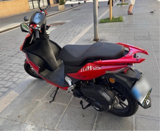 MITT XRS 125 Scooter Roja y Negra