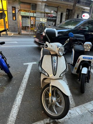 Alquiler Piaggio Liberty Blanca Automática