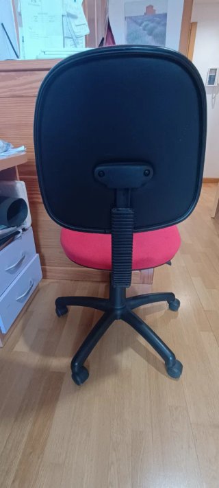 Silla de estudio roja y negra
