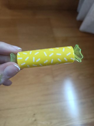 Subrayador amarillo con diseño de confeti