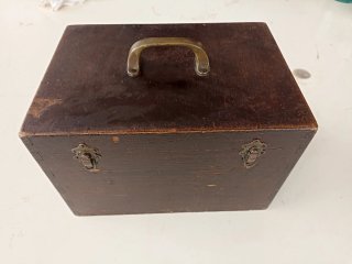 Caja de madera antigua con asa y cierres