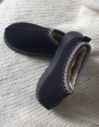 Zuecos negros forrados