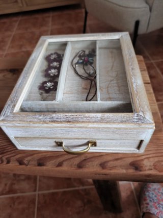 Joyero de madera blanco y dorado