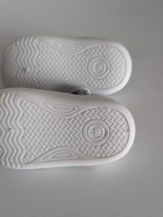 Zapatillas bebé grises con triángulos