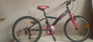 Bicicleta infantil rosa y negra