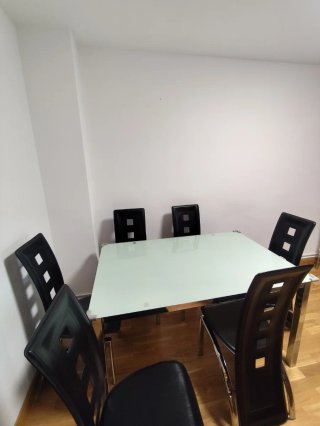 Mesa comedor cristal y 6 sillas negras