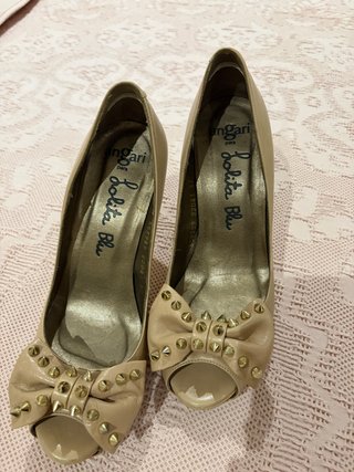 Zapatos Peep Toe Beige con Tachuelas Doradas