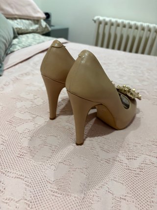 Zapatos Peep Toe Beige con Tachuelas Doradas