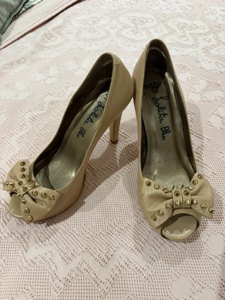 Zapatos Peep Toe Beige con Tachuelas Doradas