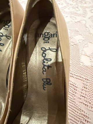Zapatos Peep Toe Beige con Tachuelas Doradas