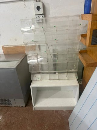 Expositor acrílico 4x5 con mueble blanco
