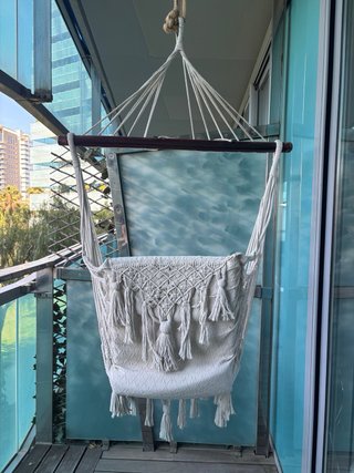 Silla colgante beige bordada