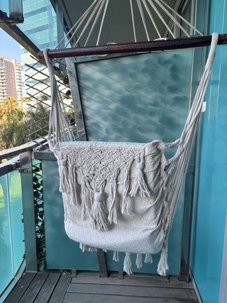 Silla colgante beige bordada