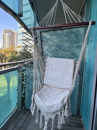 Silla colgante beige bordada