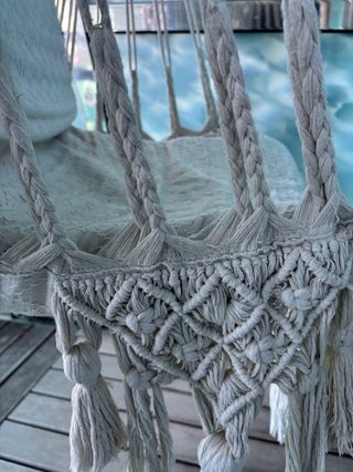 Silla colgante beige bordada