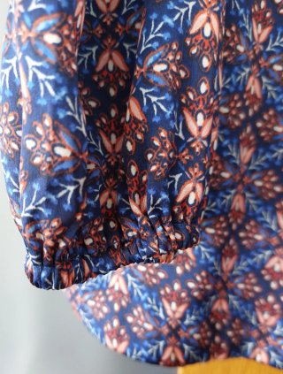 Blusa satinada estampada manga larga