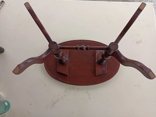 Mesa auxiliar de madera oscura