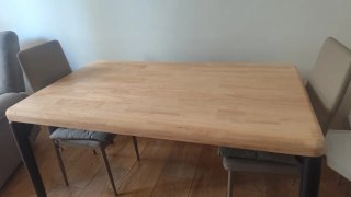Mesa de comedor de madera y metal