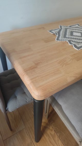 Mesa de comedor de madera y metal