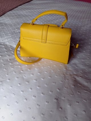 Bolso amarillo de mano con asa y correa