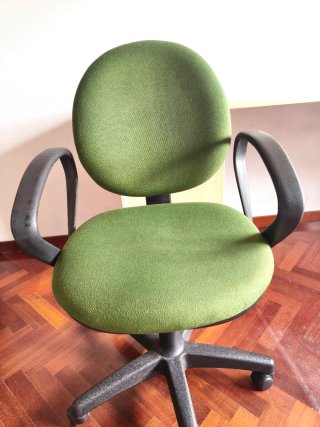 Ampio scrittoio con sedia e lampada