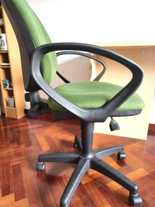 Ampio scrittoio con sedia e lampada