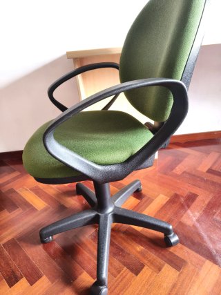Ampio scrittoio con sedia e lampada