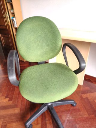 Ampio scrittoio con sedia e lampada
