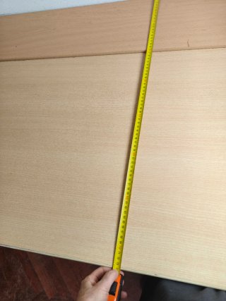Ampio scrittoio con sedia e lampada