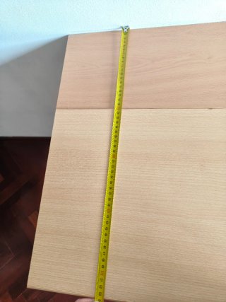 Ampio scrittoio con sedia e lampada