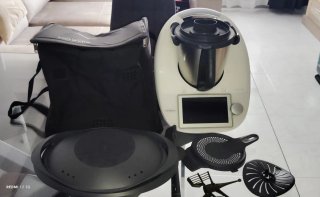 Thermomix TM6 con accesorios y libros
