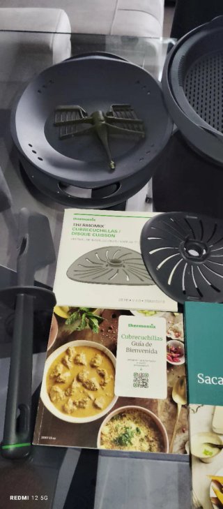 Thermomix TM6 con accesorios y libros