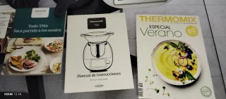 Thermomix TM6 con accesorios y libros