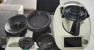 Thermomix TM6 con accesorios y libros