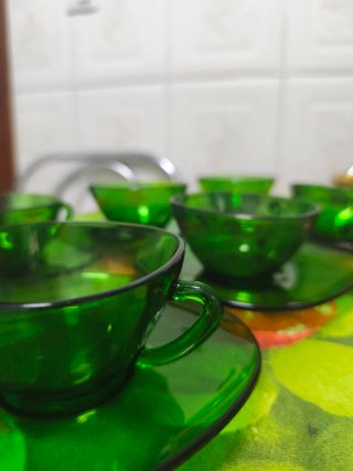Juego de tazas y platillos verdes